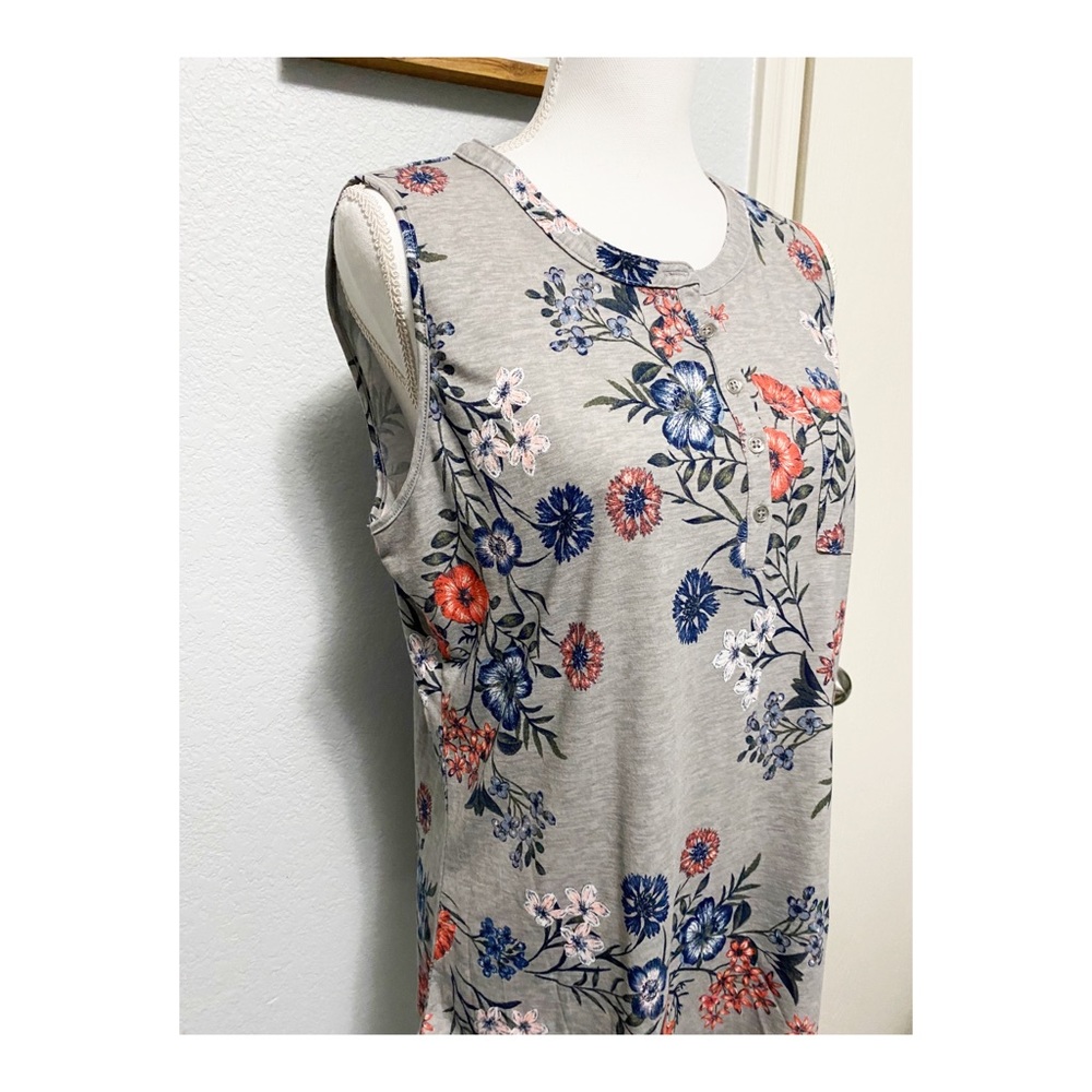 🌻Liz Claiborne Grey with Flowers Henley Tank